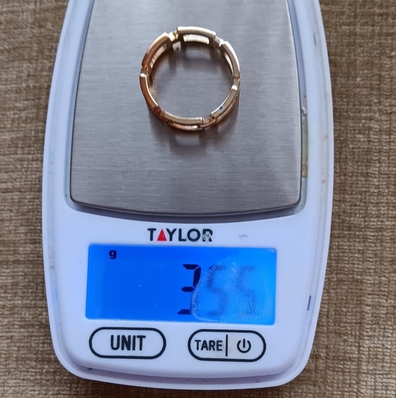 Elegant Gold-Toned Women's Band Ring - Picture 5 of 8